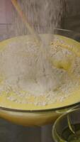 Add flour to the milk in the glass bowl and mix it and the top of the bowl is stretched video