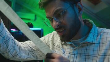 nervoso estressado árabe indiano homem trabalhando computador lendo verificação papel código erro problema problema masculino cara programador codificador trabalhador casa corretor homem de negocios o negócio comerciante perdido criptografia moeda video