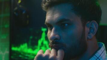 concentrado focado árabe indiano homem analisando gráfico criptografia moeda homem de negocios o negócio programador isto especialista codificador comerciante masculino étnico cara vestindo óculos Óculos dentro noite escritório trabalhando video