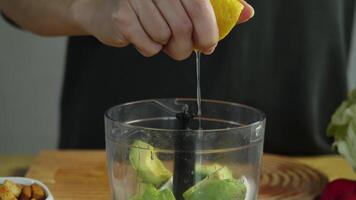 citron- juice är extraherad direkt från en nyligen pressas citron- och stänkte över avokado innan blandning, tillsats en sur smak till de maträtt. video