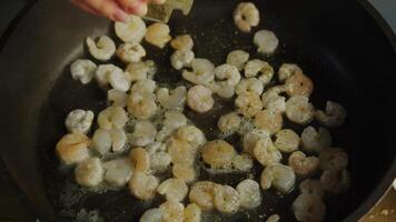 When preparing a Mexican dish, delicious shrimp are fried and sprinkled with a variety of spicy and flavorful seasonings, giving the dish a tangy and spicy taste. video