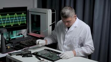 uma técnico dentro uma branco laboratório casaco reparos uma o circuito borda em uma escrivaninha preenchidas com Ferramentas e equipamento. telas exibição formas de onda dentro uma bem iluminado, organizado laboratório. video