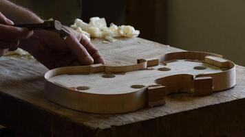Working in the structure of a new violin or viola video
