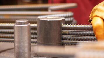 Arbeitskräfte sind Montage Metall Riegel zum ein Konstruktion Projekt auf Seite? ˅ video