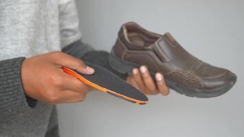 How to replace insoles in comfortable shoes for better support video