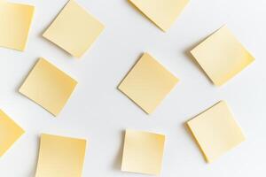 creativo ideas para organización con pegajoso notas en un limpiar blanco antecedentes foto