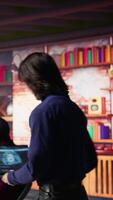 vertical ligar Centro Senior engenheiro A chegar às trabalhar, usando ai, ajudando clientes recuperar Acesso para contas. cliente Centro técnico às escrivaninha usando artificial inteligência, ajudando clientes, Câmera b video