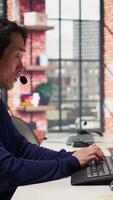 vertical Senior ligar Centro agente ajudando clientes recuperar Acesso para contas, reiniciando senhas. com experiência ásia trabalhador dentro diverso cliente Centro ajudando clientes precisando ajuda, Câmera b fechar acima video