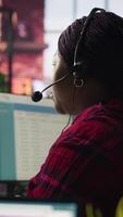 vertical isto Apoio, suporte especialista às pc dentro escritório ajudando clientes durante chamar, solução de problemas erros. tecnologia Apoio, suporte agente às escrivaninha olhando às computador monitor, fixação técnico problemas para clientes, Câmera uma video