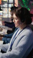 vertical ligar Centro trabalhador usando artificial inteligência cliente serviço gestão Programas. cliente serviço agente usando ai tecnologia para registro cliente interações dentro csm sistema, Câmera b video