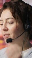 vertical ligar Centro empregado tratamento cliente inquéritos, reclamações e Apoio, suporte solicitações de dentro escritório. cliente serviço representante ajudando clientes com problemas relacionado para produtos ou Serviços, Câmera uma video