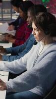 vertical cliente Apoio, suporte trabalhadores ajudando clientes para Conheça saída ligar cotas e vendas alvos. ligar Centro agentes contatando perspectivas para informar eles sobre Novo produtos, Câmera b video