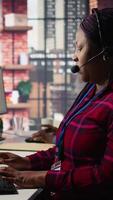 vertical ligar Centro agente ouvindo para cliente precisa, fornecendo degrau de degrau orientação. cliente Centro trabalhador gerencia entrada e extrovertido chamadas, caminhando clientes através técnico soluções, Câmera b video