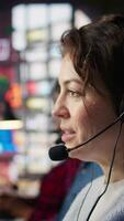 vertical cliente Apoio, suporte trabalhadores ouvindo para clientes problemas usando fones de ouvido. ligar Centro agentes dentro escritório usando fone de ouvido microfone para providenciar Informação, resolução clientes preocupações, Câmera b fechar acima video