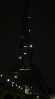 eiffel Torre silhouette con scintillante luci a notte video