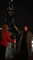 joyeux femmes grillage dans de face de Eiffel la tour video