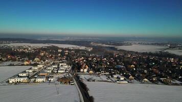 Antenne Seite Aussicht von schneebedeckt Feld und Dorf im Januar 2025 im Tschechien video