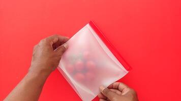preparando frutas en un bolso para almacenamiento y fácil acceso video