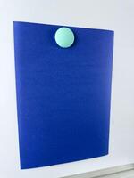 Single note pinned on whiteboard suitable for managing tasks and notes enhancing productivity and organization in office or educational settings. Paper list for time management photo