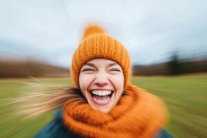 contento mujer hilado alegremente en un lozano verde campo en un nublado día, vistiendo un brillante naranja sombrero y bufanda foto