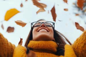 joven mujer disfruta otoño hojas mientras sonriente debajo un claro cielo en un parque foto