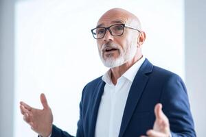 negocio profesional entregando atractivo presentación en brillante oficina espacio durante tiempo de día reunión foto