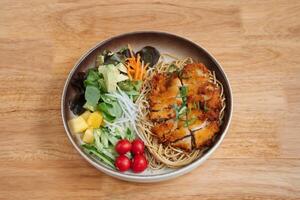noodles with crispy fried chicken and vegetables. Delicious freshly prepared meal, perfect for menus, restaurants, or food delivery concepts. photo