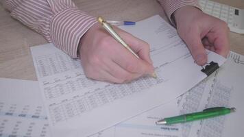 uma especializado profissional trabalhando em financeiro papelada e dados análise, com notas e gráficos visível video