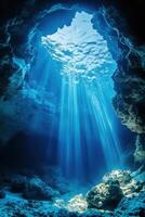 submarino cueva. ligero rayos brillar mediante el apertura. rocas y arena en el abajo. oscuro azul agua. pacífico escena. natural preguntarse. foto