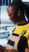 vertical inteligente fábrica engenheiro implementos automatizado fluxos de trabalho usando artificial inteligência tecnologia, informatizando manual operações. mulher integra sensores para dentro Produção usando ai tecnologia, Câmera uma video