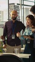 vertical motivado colegas de trabalho dentro diverso escritório iniciando projeto, mostrando entusiasmo. feliz multirracial colegas colhido juntos para resolver companhia tarefas, mostrando Forte vinculo e camaradagem, Câmera b video