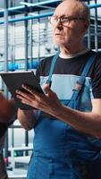 vertical industrial plantar Senior engenheiro implementos indústria 4,0 automatizado fluxos de trabalho e ao controle sistemas, informatizando operações. idosos especialista integra sensores para dentro Produção, Câmera uma fechar-se video