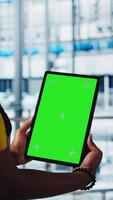 vertical inteligente fábrica especialista gerencia robótico braços usando isolado tela tábua, fechar acima. indústria 4,0 industrial plantar empregado controles automatizado maquinaria usando croma chave dispositivo, Câmera uma video