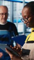 vertical engenheiro dentro inteligente fábrica implementando automatizado fluxos de trabalho e ao controle sistemas substituindo manual operações com informatizado processos. técnico integrando sensores para dentro Produção linhas, Câmera uma video