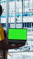 vertical inteligente fábrica profissional implementos automatizado fluxos de trabalho usando isolado tela computador portátil, digitalizando manual operações. mulher integra sensores para dentro Produção usando brincar caderno, Câmera uma video
