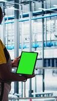 vertical inteligente fábrica engenheiro implementos automatizado fluxos de trabalho usando verde tela tábua, informatizando manual operações. técnico integra sensores para dentro Produção linhas usando croma chave dispositivo, Câmera uma video