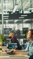 vertical contento empleado comenzando primero día a nuevo trabajo, desempacar pertenencias, reunión compañeros de trabajo alegre trabajador llegando en oficina, comenzando trabajo en nuevo empresa posición, siendo bienvenido por equipo, cámara si video