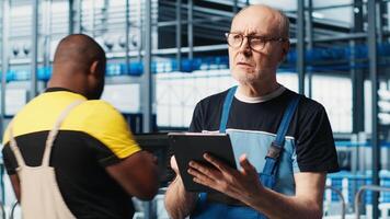 industrial plantar Senior engenheiro implementos indústria 4,0 automatizado fluxos de trabalho e ao controle sistemas, informatizando operações. idosos especialista integra sensores para dentro Produção, Câmera uma fechar-se video