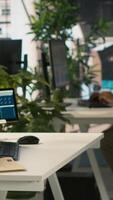 vertical contento empleado comenzando primero día a nuevo trabajo, desempacar pertenencias, reunión compañeros de trabajo alegre trabajador llegando en oficina, comenzando trabajo en nuevo empresa posición, siendo bienvenido por equipo, cámara un video