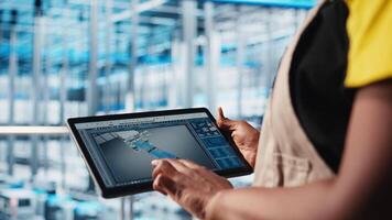 indústria 4,0 industrial plantar engenheiro desenhos Novo robótico máquinas usando cafajeste Programas em tábua. inteligente fábrica técnico usando digital dispositivo aplicativo para Faz ferramentas para automação equipamento, Câmera uma video
