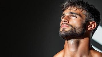 un hombre con un barba y No camisa en foto