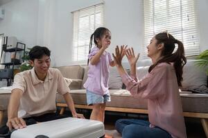 familia Tiempo de juego y vinculación un alegre familia se involucra en un divertido aplausos juego, mejorando su conexión y creando perdurable recuerdos. foto