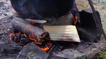 The surface of the container on the fire flame video