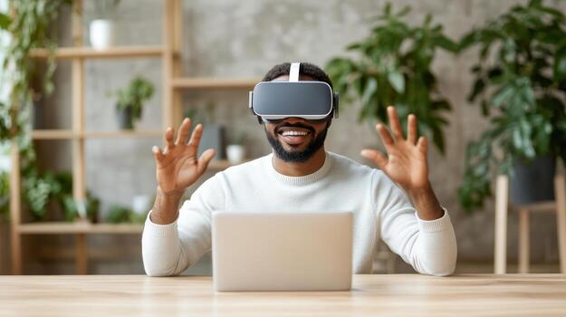 un hombre vistiendo un virtual realidad auriculares es sentado a un mesa con su ordenador portátil foto