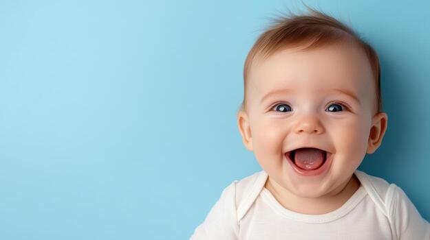 un bebé es riendo y sonriente en frente de un azul antecedentes foto