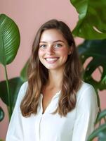 retrato de un sonriente joven mujer en un interior diseño ajuste foto
