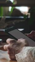 vertical . conectados Forma de pagamento em processamento. pagando conectados usando banco cartão e Móvel telefone dentro de casa. transação confirmação em Smartphone tela. video