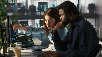 Gerente supervisionar trabalhos feito de contador introduzindo financeiro figuras em pc e verificação relatórios. Supervisor supervisionando progresso feito de homem trabalhando dentro escritório verificação cruzada dados, Câmera uma video
