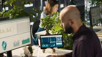 revisor i kontor inmatning finansiell siffror på pc, ger Rapportera filer till arbetskamrater. arab man i arbetsplats korskontroll data på dator, ger dokument till kollegor, kamera en video