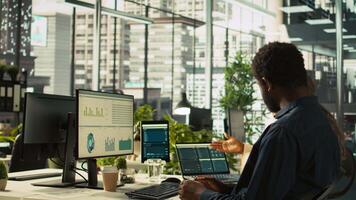 arrabbiato manager nel ufficio rimproverare lavoratore per non colpire reddito chiave prestazione obiettivi. irritato gestione esecutivo combattente con dipendente a opera rimprovero lui per Basso produzione, telecamera B video